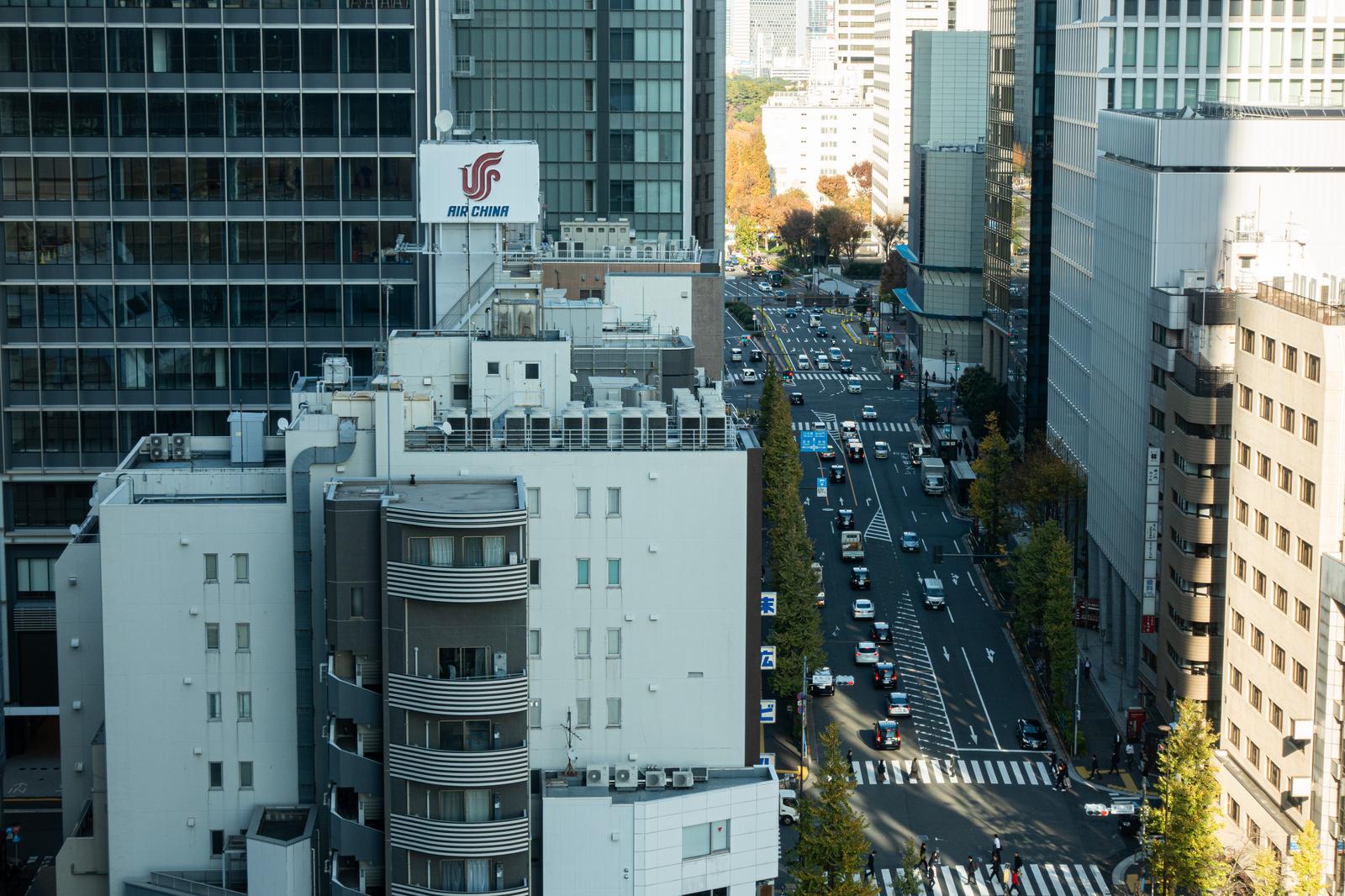 虎ノ門ヒルズ二丁目付近の交差点で多くの車が行き交う昼間の都会風景