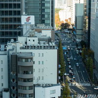 虎ノ門ヒルズ二丁目付近の昼間の交通量が多い交差点の写真