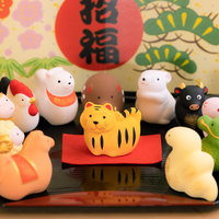 【招福】干支の寅を囲む縁起物の置物、だるまや招き猫と一緒に飾る新年の装飾の写真