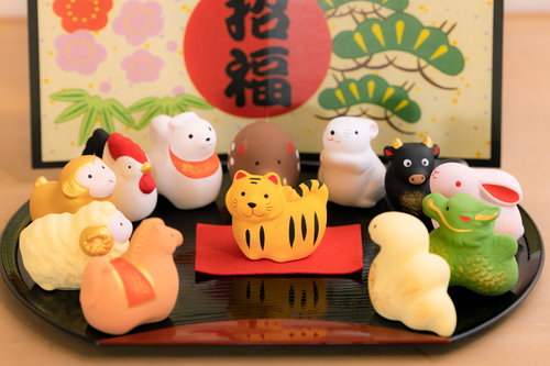 【招福】干支の寅を囲む縁起物の置物、だるまや招き猫と一緒に飾る新年の装飾