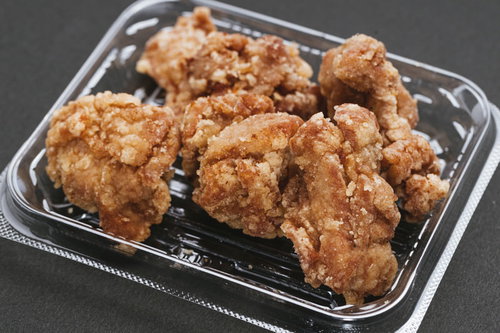 パックで売られていた鶏の唐揚げ、黄金色に揚がった揚げ物