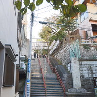 東京四谷須賀神社の参拝客で賑わう階段（酉の市開催中）の写真