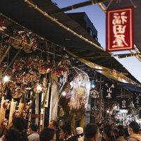浅草の鷲神社で開催される酉の市の夜間風景の写真