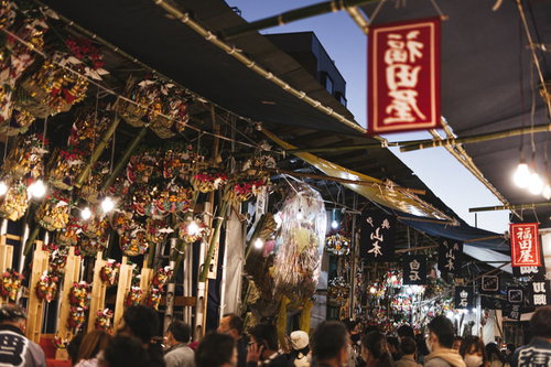 浅草の鷲神社で開催される酉の市の夜間風景