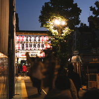 浅草の神社で行われる酉の市の夜の賑わいと熊手の写真