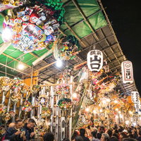 人で溢れる金刀比羅大鷲神社の酉の市の熊手販売の写真