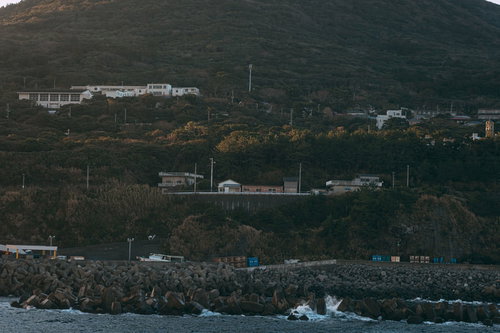 利島の街並みと海岸線