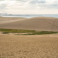 鳥取砂丘から望む日本海の海岸風景の写真