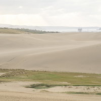 鳥取砂丘から見える日本海の風景 砂礫地の雄大な自然景観の写真