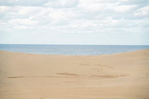 鳥取砂丘から望む水平線と海の風景 砂丘と海が一体となった絶景