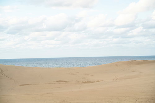 鳥取砂丘から拝む水平線と青い海・雄大な自然風景
