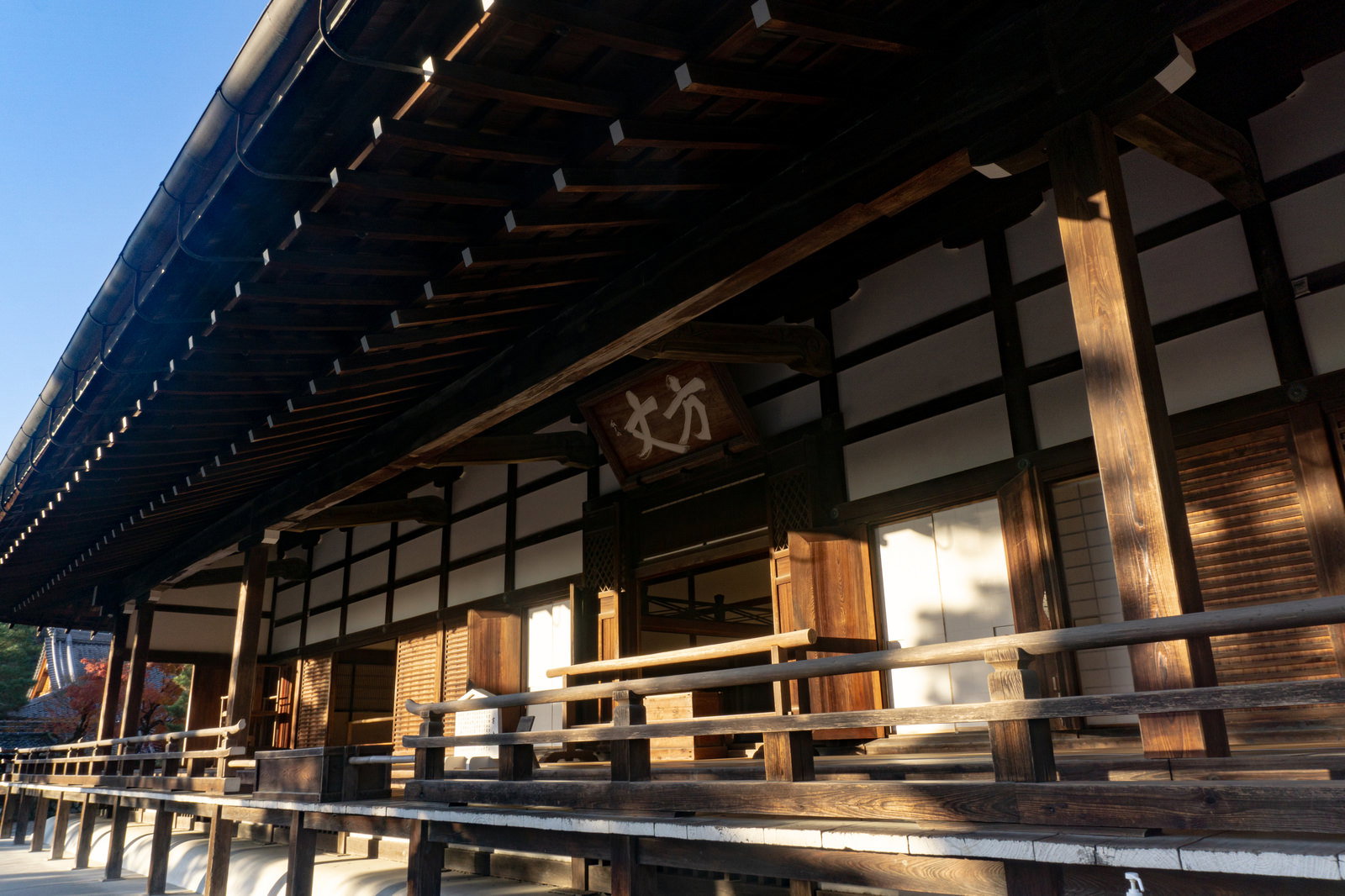 日が差し込む天龍寺の大方丈の軒下