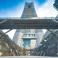 旧横浜船渠第2ドックから見上げるランドマークタワーと青空の写真