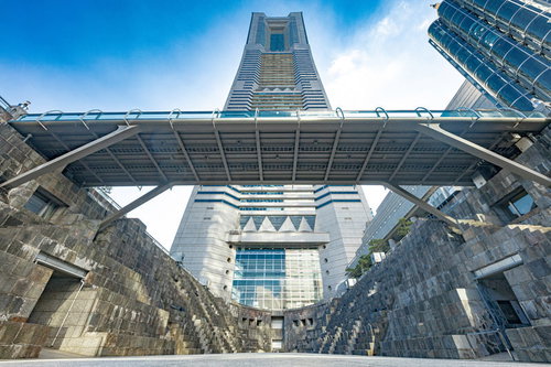 旧横浜船渠第2ドックから見上げるランドマークタワーと青空