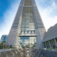 旧横浜船渠第2ドックとランドマークタワーの歴史と現代建築の競演の写真