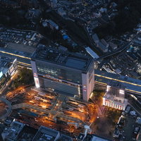新横浜駅前の夜景を上空から撮影した夜間の街並みの写真