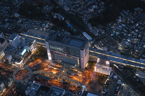 新横浜駅前の夜景を上空から撮影した夜間の街並み