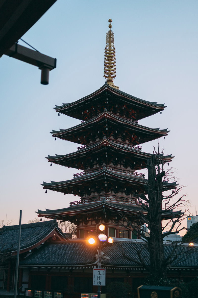 夕暮れ時の空をバックにした五重塔のシルエット