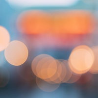 オレンジ色に煌めく玉ボケの夜景背景の写真