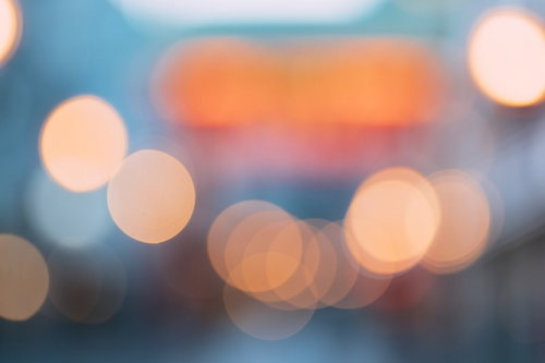 オレンジ色に煌めく玉ボケの夜景背景