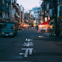 浅草公園本通り商店街の連なる飲み屋の夜景の写真
