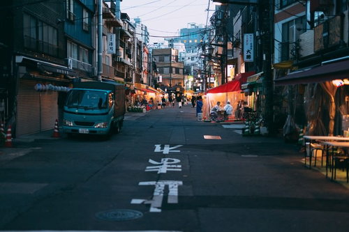 浅草公園本通り商店街の連なる飲み屋の夜景