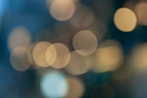暗闇から浮かび上がる温かい光の煌めきと丸ボケ