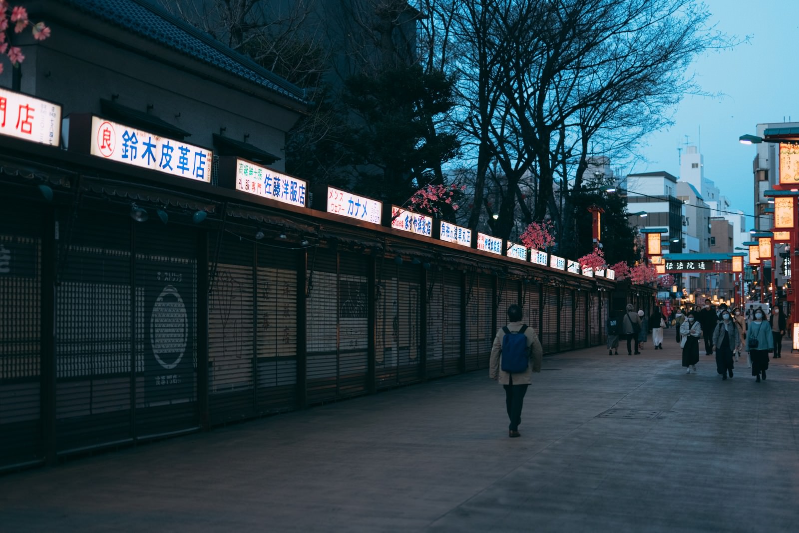 夕暮れ時の伝法院通りでシャッターが降りた商店街の様子