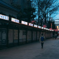 夕暮れ時のシャッターの降りた伝法院通りの静寂の写真