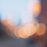 青色の光源による玉ボケと輝きの写真