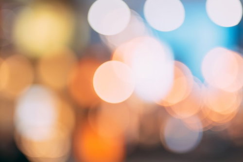 暖色系と寒色系が交錯する多色の煌めき - イルミネーション背景