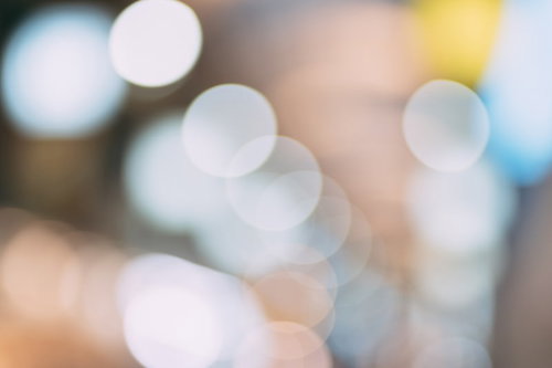 暖色系の光が連なる玉ボケ