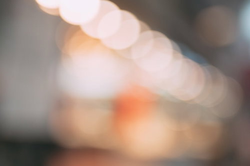 暖色系のオレンジ色の光が重なり合った一面の玉ボケ