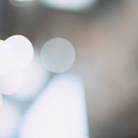 白色の柔らかな玉ボケと光が輝く抽象背景の写真