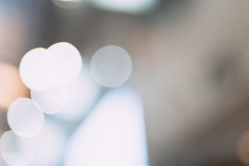 白色の柔らかな玉ボケと光が輝く抽象背景