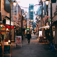 浅草の飲食店がある路地裏を物色する通行人の帰路の写真