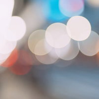 商店街の灯りと玉ボケが輝く夜景の写真