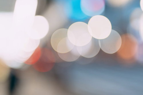 商店街の灯りと玉ボケが輝く夜景