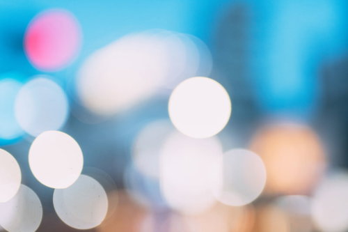 青色の背景に浮かぶ光の玉ボケ
