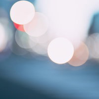 白色の光源と玉ボケが煌めく抽象的な背景の写真