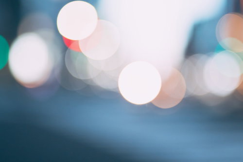 白色の光源と玉ボケが煌めく抽象的な背景