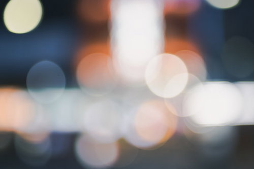 重なり合うオレンジと白の玉ボケ、煌めく光のテクスチャー