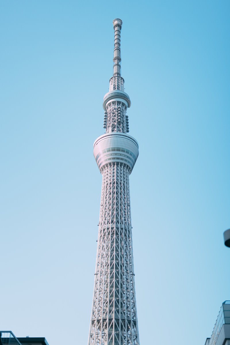 青空を背景に高くそびえる東京スカイツリーの全景