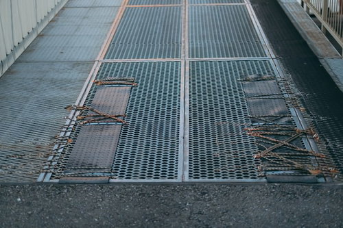 仮止めされた格子状の鉄板とグレーチング施工状況