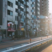 夕日が差す都市の車道 - 影と光のコントラストが映える都会の風景の写真