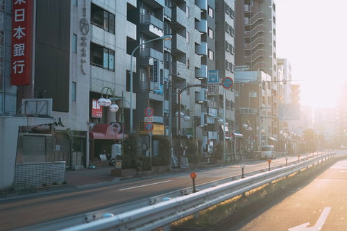 夕日が差す都市の車道 - 影と光のコントラストが映える都会の風景