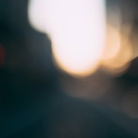 白い光と玉ボケが浮かぶ抽象的な背景の写真