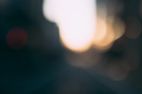 白い光と玉ボケが浮かぶ抽象的な背景