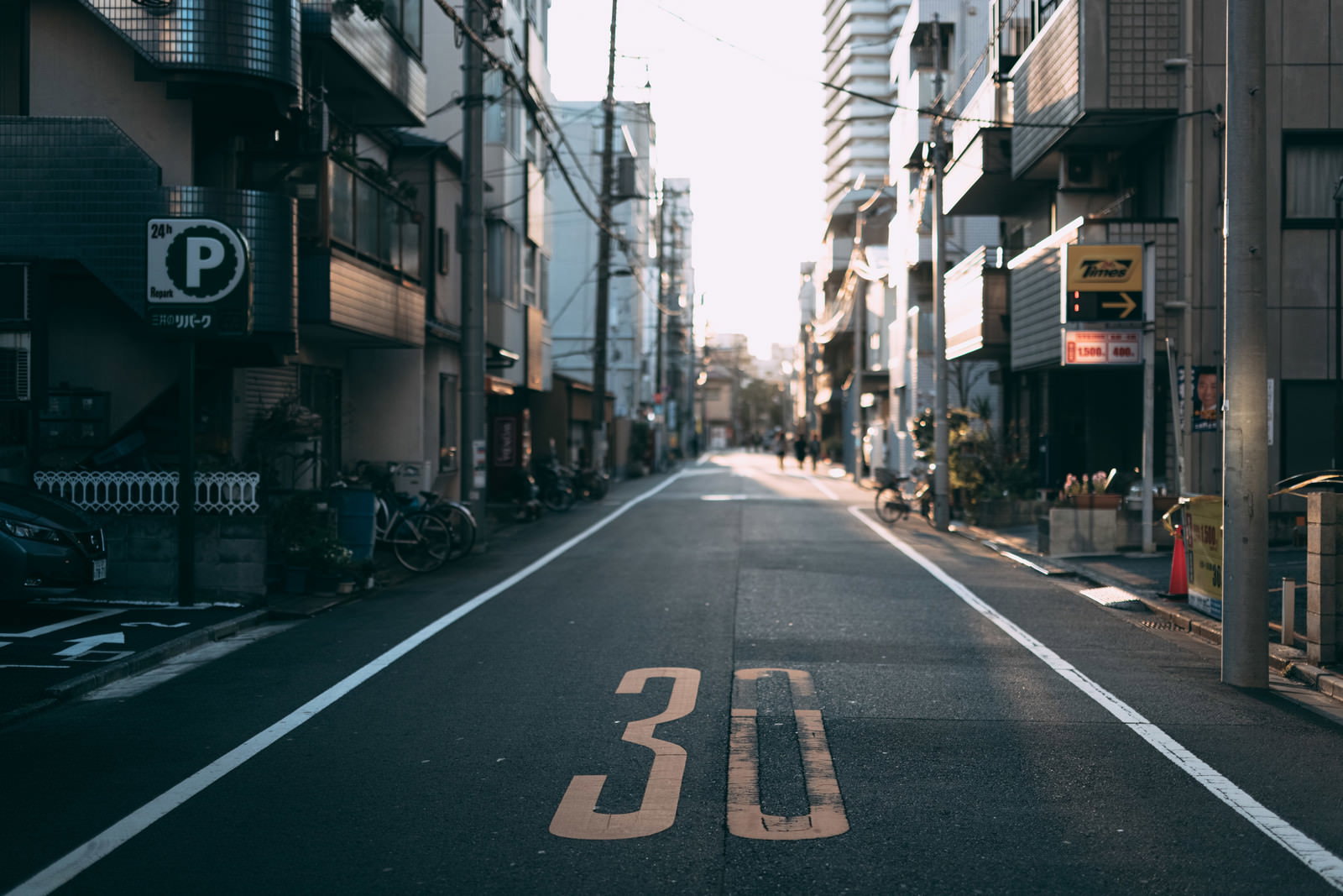 30キロ制限の表示がある一方通行の街中の道路