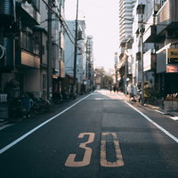 30キロ制限の一方通行道路を示す路面表示の写真